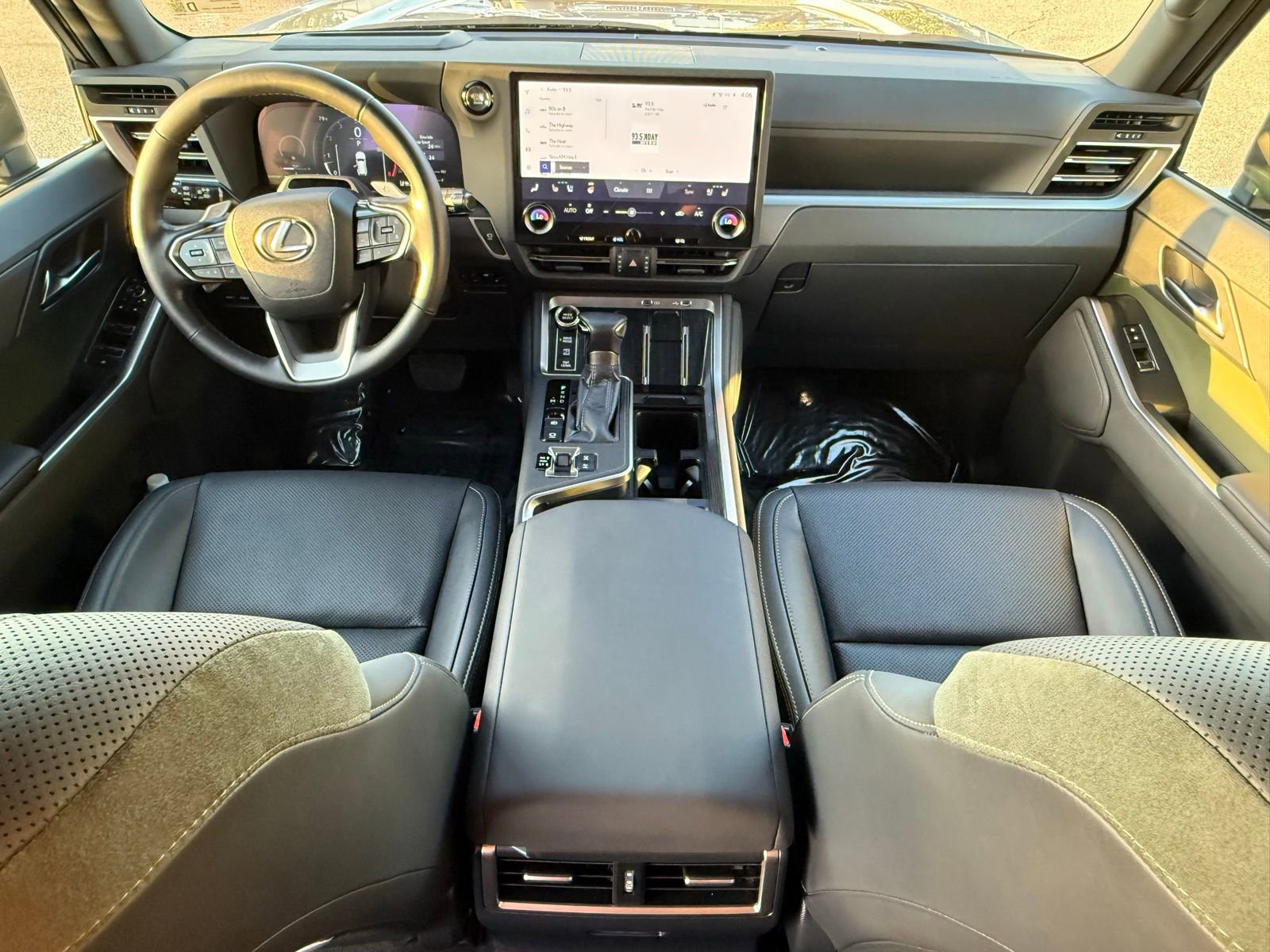 Used 2025 Lexus GX 550 image 32