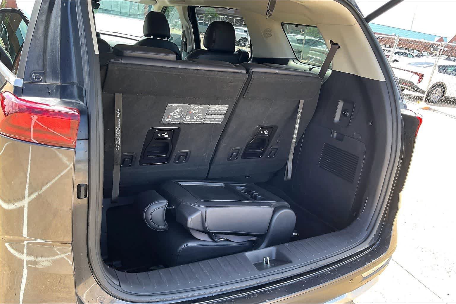 Used 2024 Kia Carnival EX FWD image 16