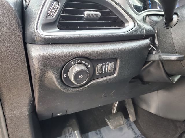 Used 2019 Chrysler Pacifica Touring Plus w/ S Appearance Package FWD image 11