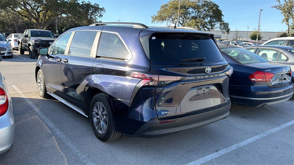 Certified 2025 Toyota Sienna XLE image 4