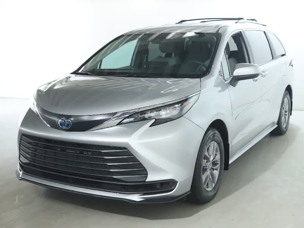 Used 2025 Toyota Sienna LE FWD image 1