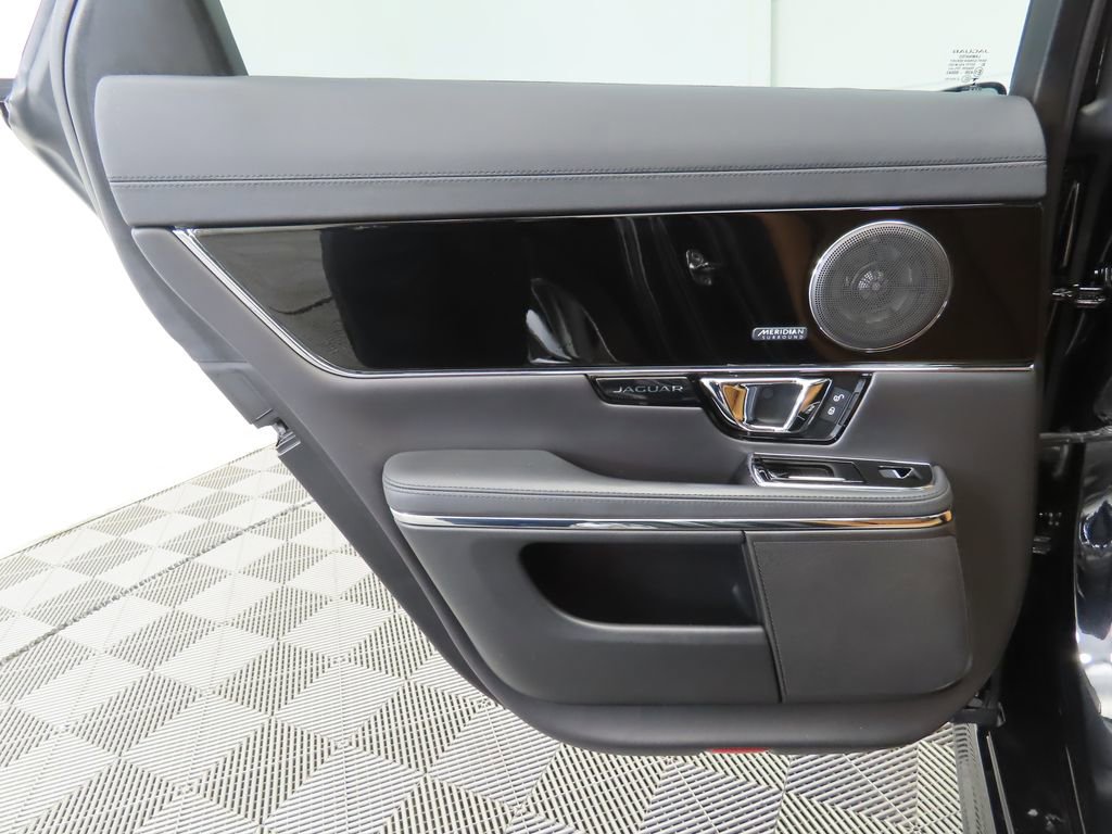 Used 2019 Jaguar XJ R-Sport image 27