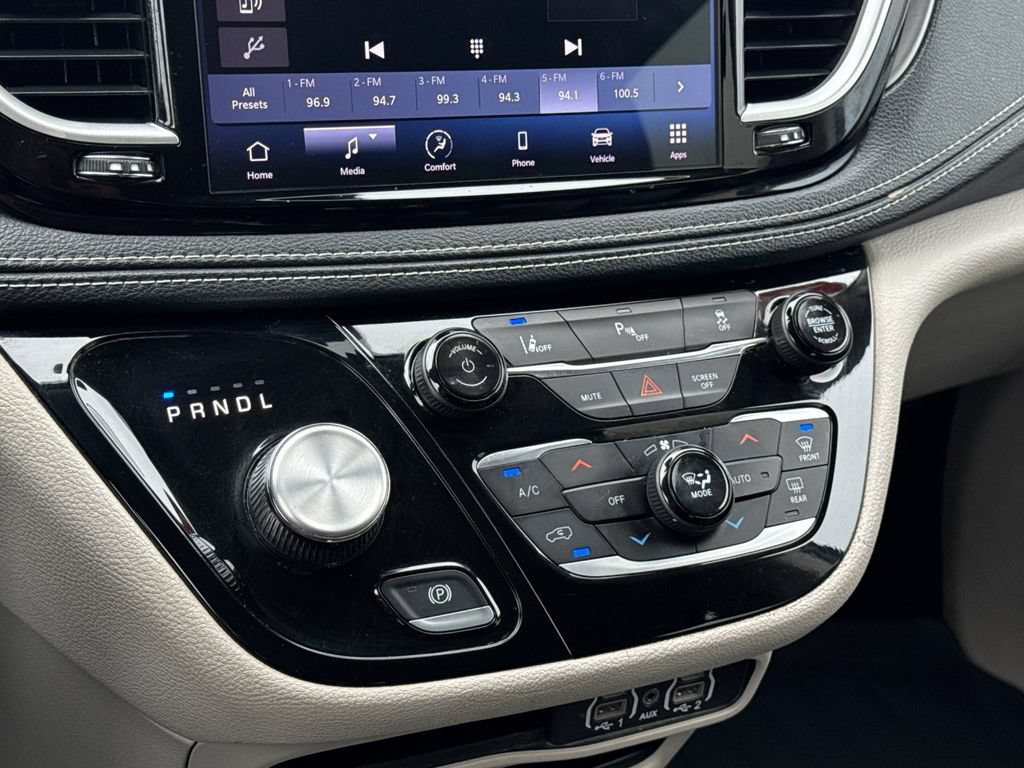 Used 2023 Chrysler Pacifica Touring-L FWD image 22