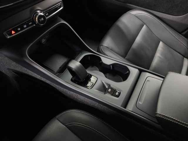 Certified 2025 Volvo XC40 B5 Core image 30