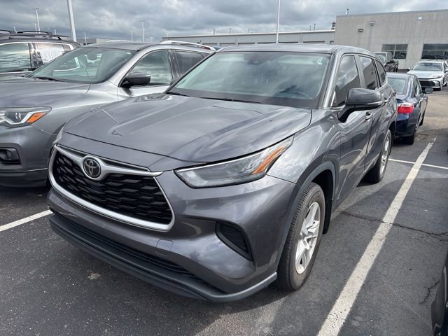 Used 2023 Toyota Highlander L FWD image 3