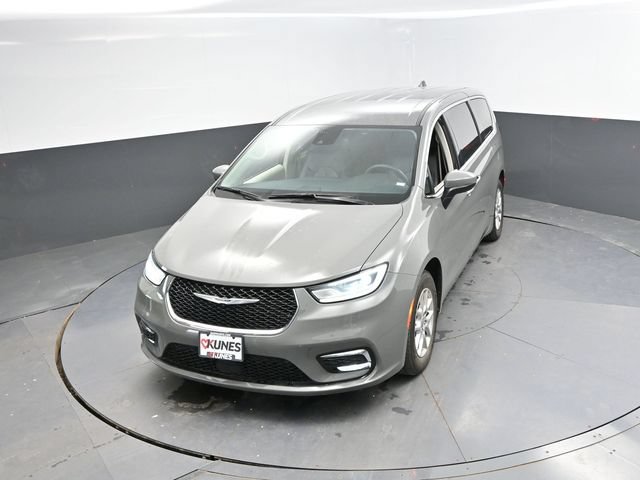 Used 2023 Chrysler Pacifica Touring-L FWD image 40