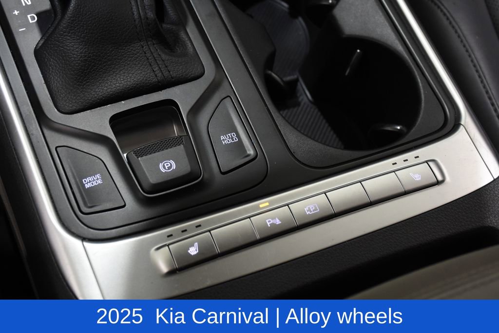 Used 2025 Kia Carnival image 25