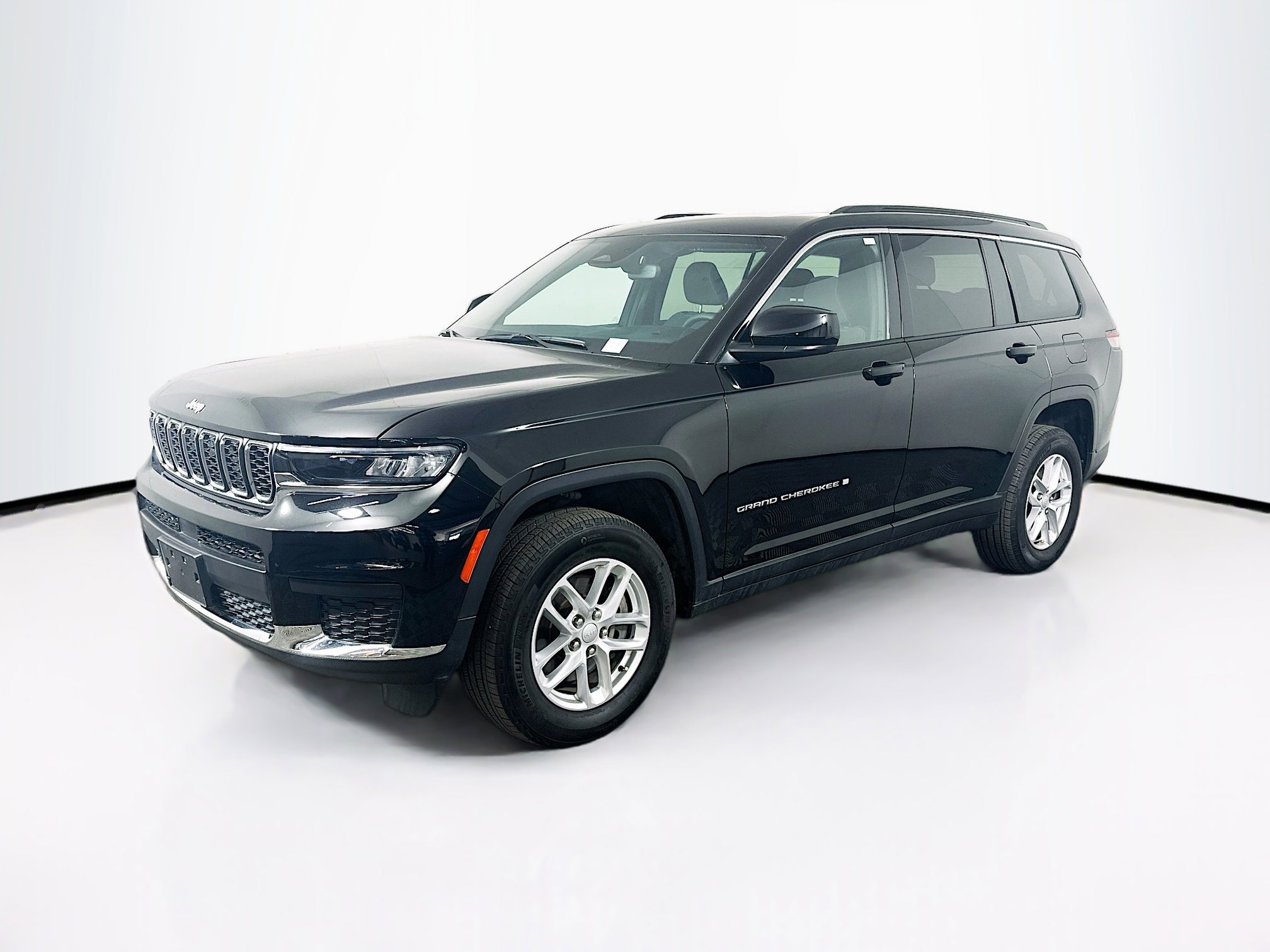 Used 2025 Jeep Grand Cherokee L Laredo image 3