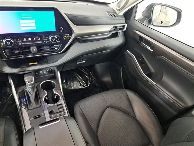 Used 2024 Toyota Highlander Limited image 18