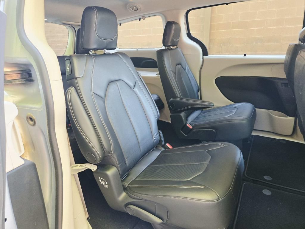 Used 2022 Chrysler Pacifica Touring-L AWD/4WD image 16