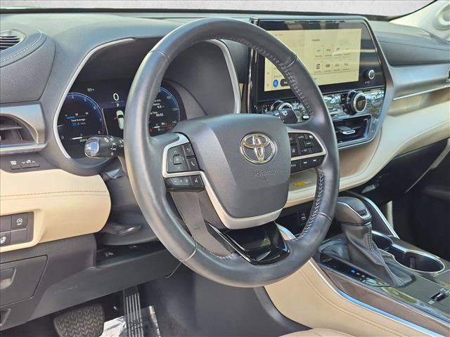 Used 2023 Toyota Highlander Limited FWD image 10