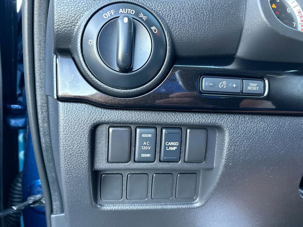 Used 2018 Nissan Titan SV w/ SV Convenience Package AWD/4WD image 20