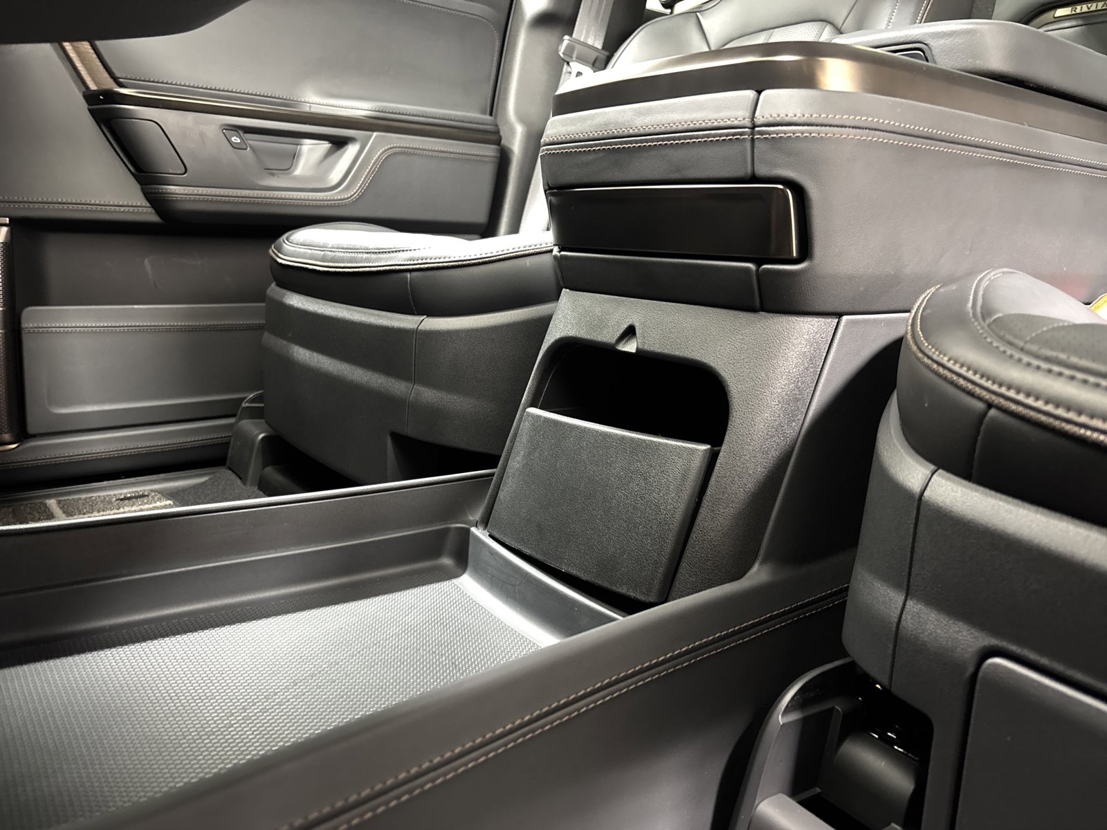 Used 2025 Rivian R1S Premium image 33