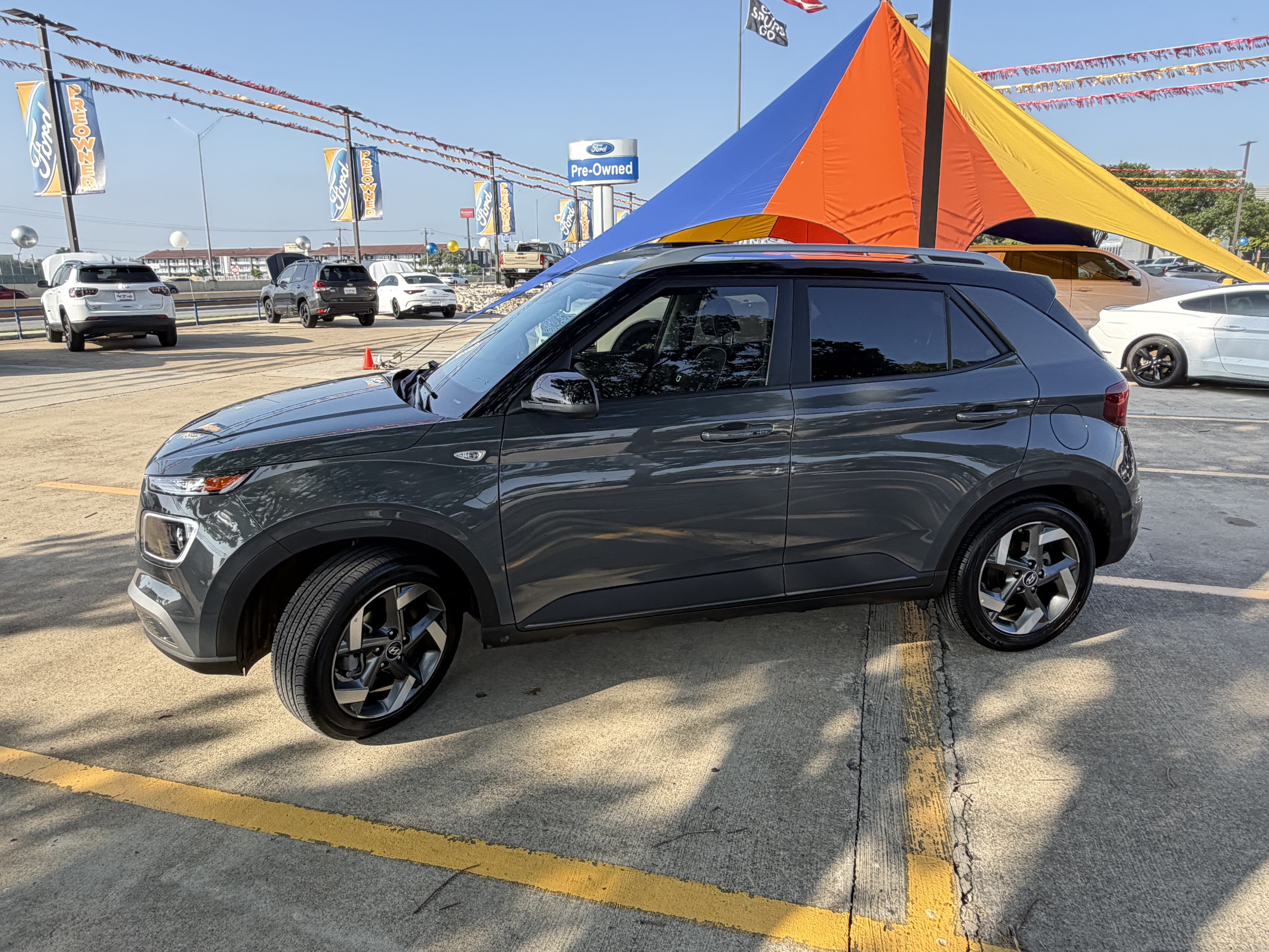 Used 2025 Hyundai Venue Limited FWD image 9