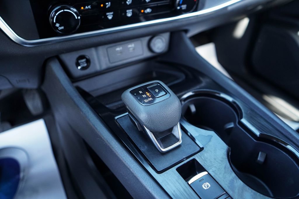 Used 2025 Nissan Rogue S image 30