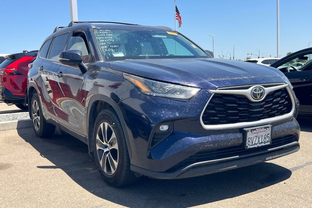 Used 2021 Toyota Highlander XLE AWD/4WD image 2