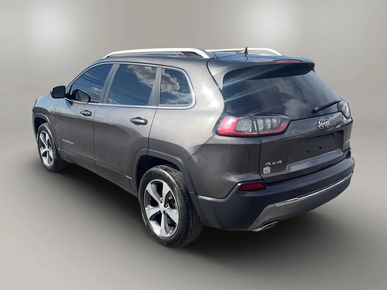 Used 2019 Jeep Cherokee Limited w/ Luxury Group AWD/4WD image 4