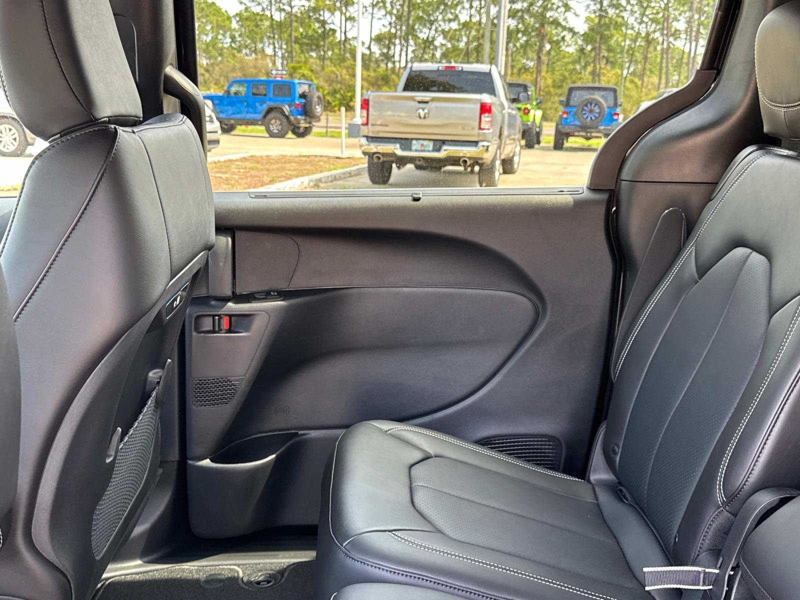 New 2026 Chrysler Pacifica Select FWD image 14