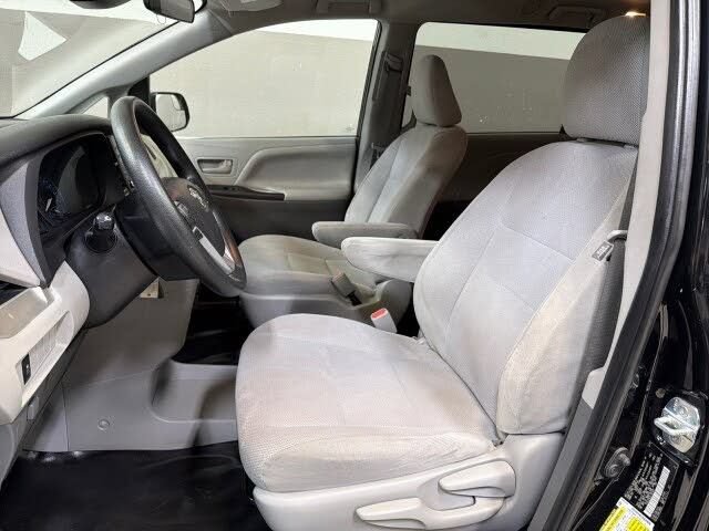 Used 2020 Toyota Sienna L FWD image 12