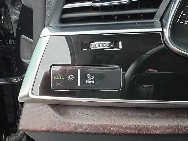 Used 2020 Audi Q8 Prestige AWD/4WD image 24