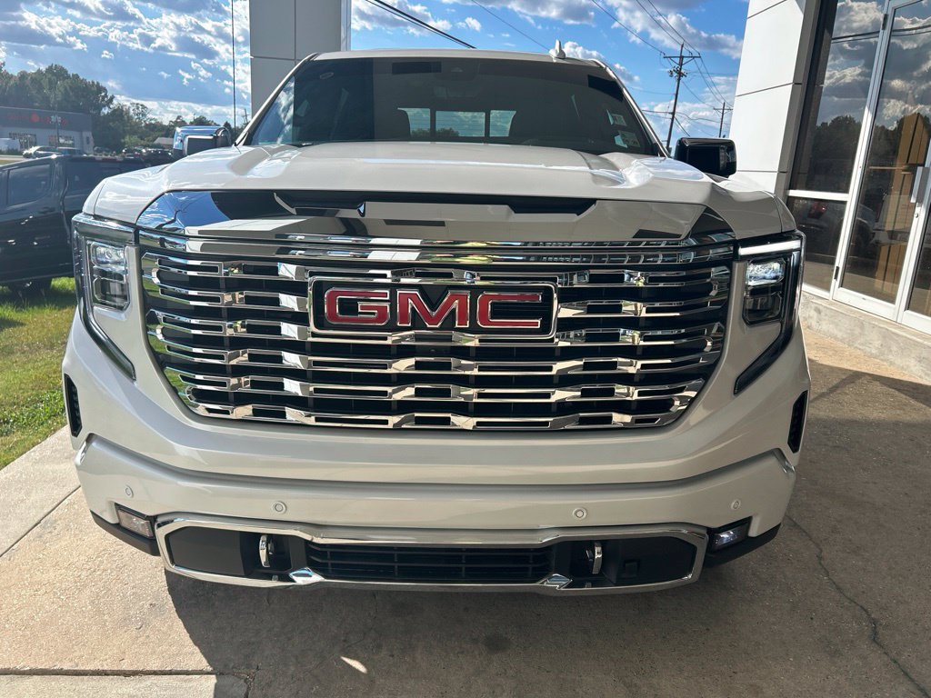 Used 2024 GMC Sierra 1500 Denali w/ Technology Package AWD/4WD image 3