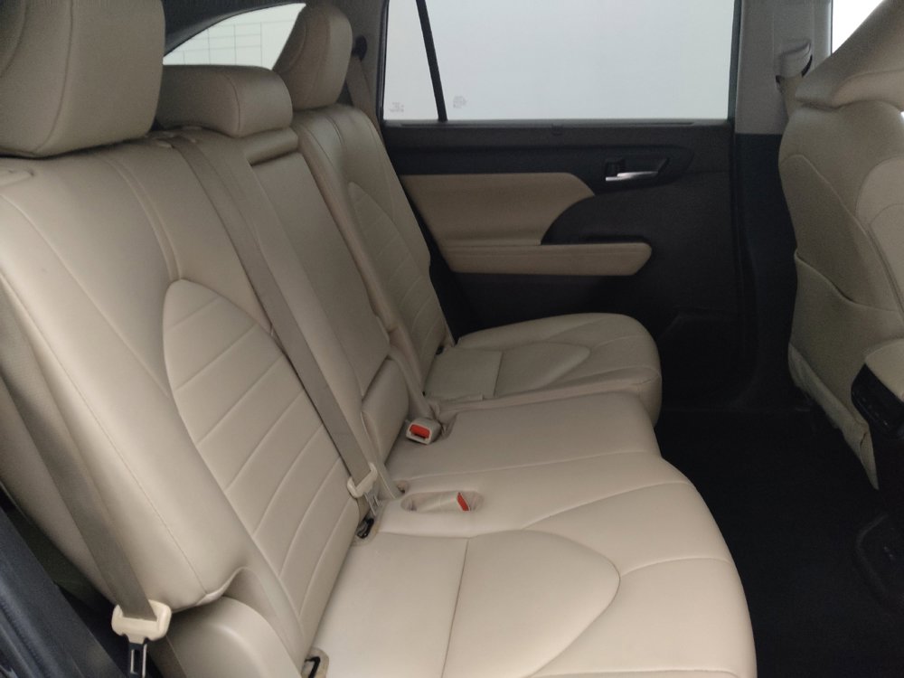 Used 2022 Toyota Highlander XLE image 19