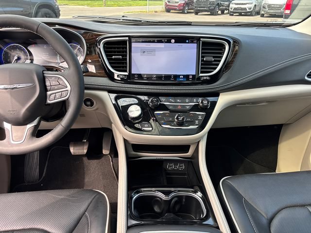 Used 2024 Chrysler Pacifica Limited FWD image 11