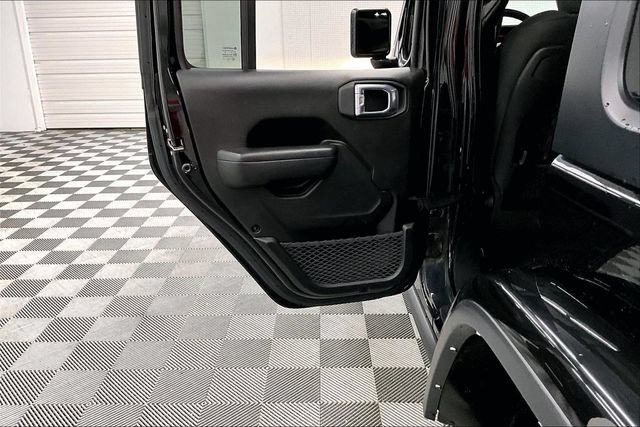 Used 2022 Jeep Wrangler Unlimited Rubicon w/ Dual Top Group AWD/4WD image 21