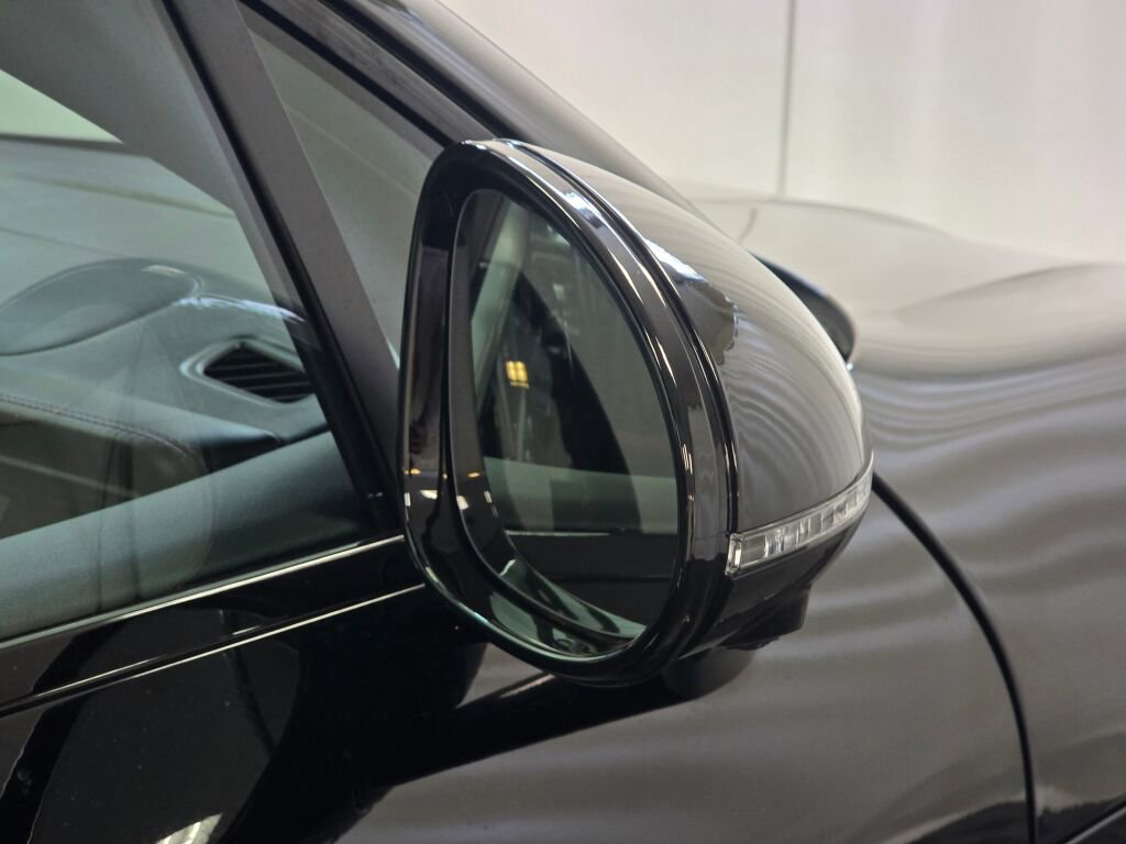 Certified 2024 Porsche Macan image 31