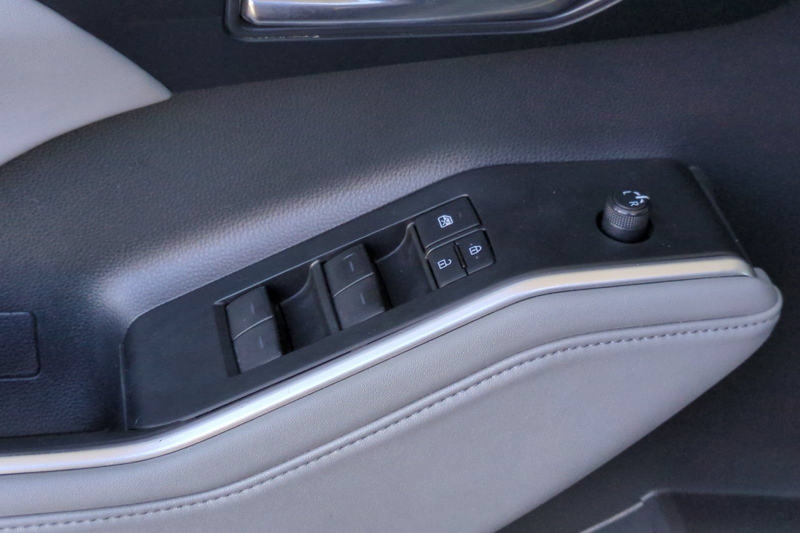 Used 2020 Toyota Highlander XLE AWD/4WD image 11