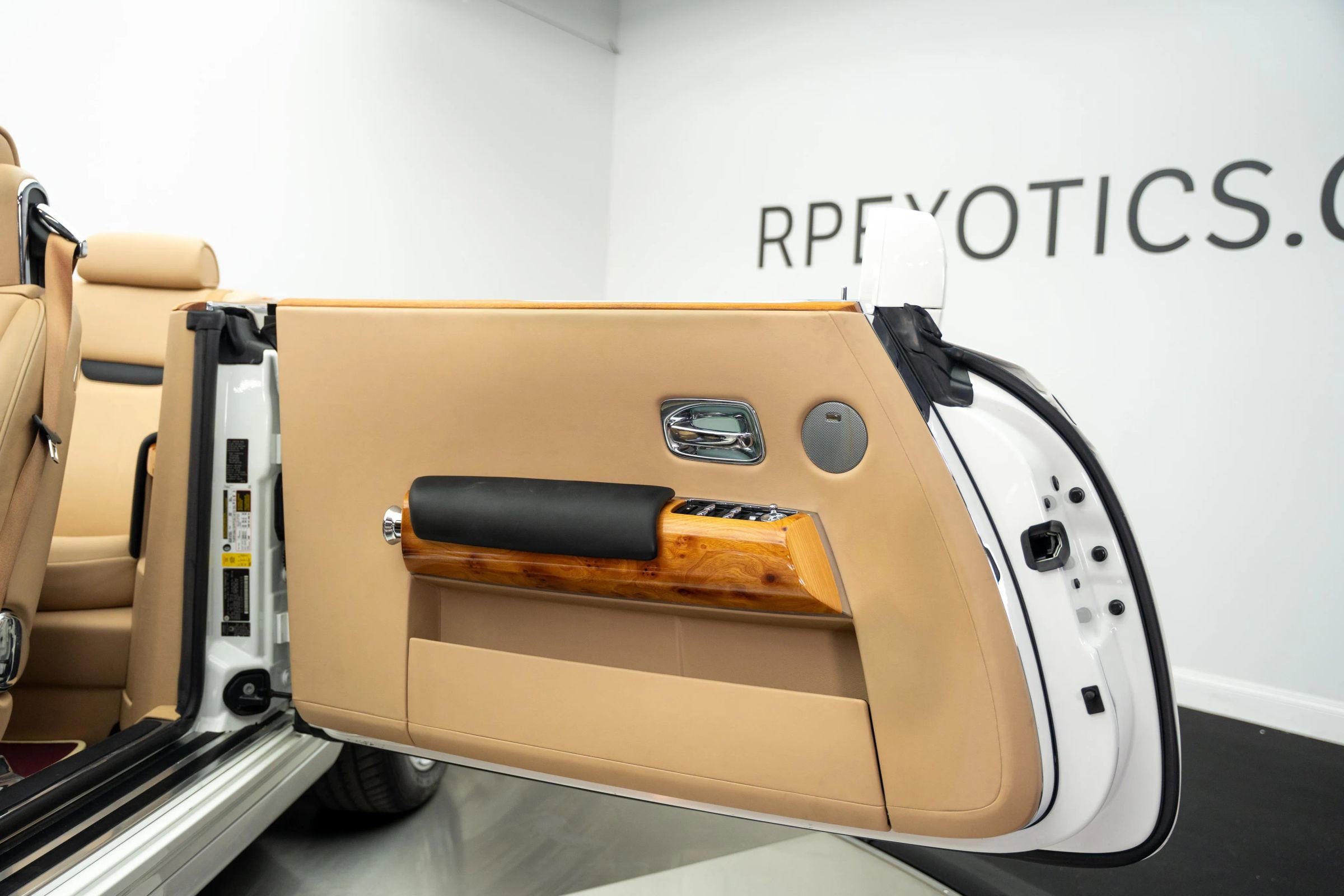 Used 2009 Rolls-Royce Phantom Drophead Coupe image 31