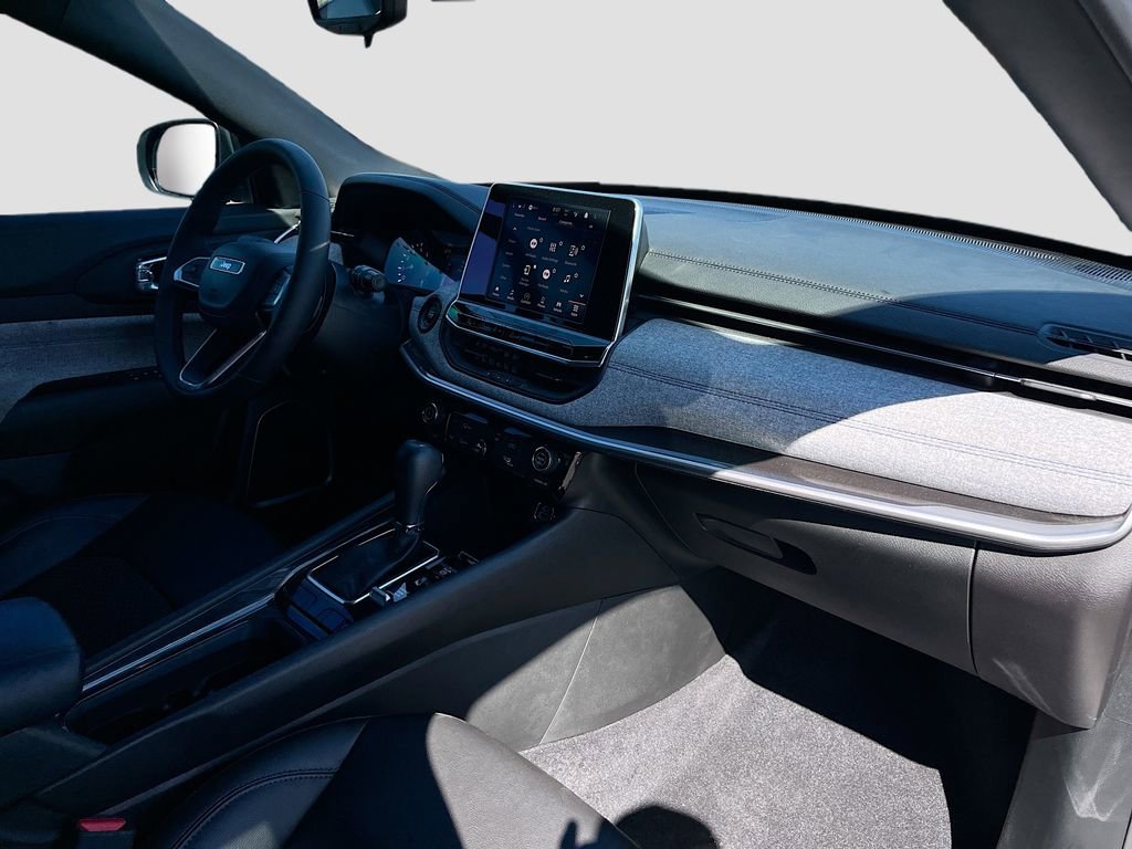 Used 2025 Jeep Compass Latitude image 27