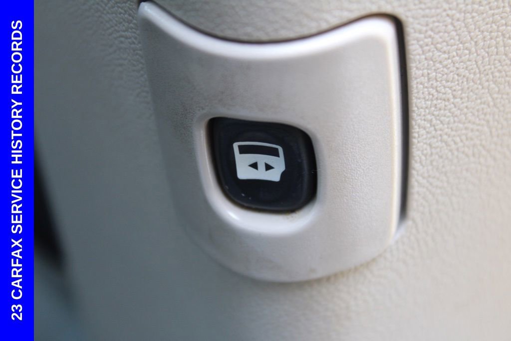 Used 2016 Chrysler Town & Country Touring-L image 25