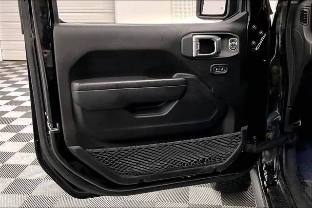Used 2022 Jeep Wrangler Unlimited Rubicon w/ Dual Top Group AWD/4WD image 19