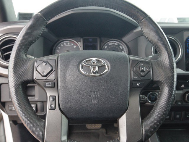 Used 2017 Toyota Tacoma TRD Off-Road w/ Premium & Technology Package AWD/4WD image 19