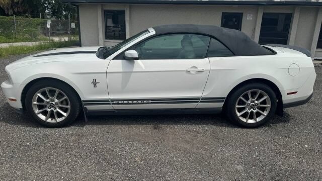 Used 2010 Ford Mustang Premium RWD image 3