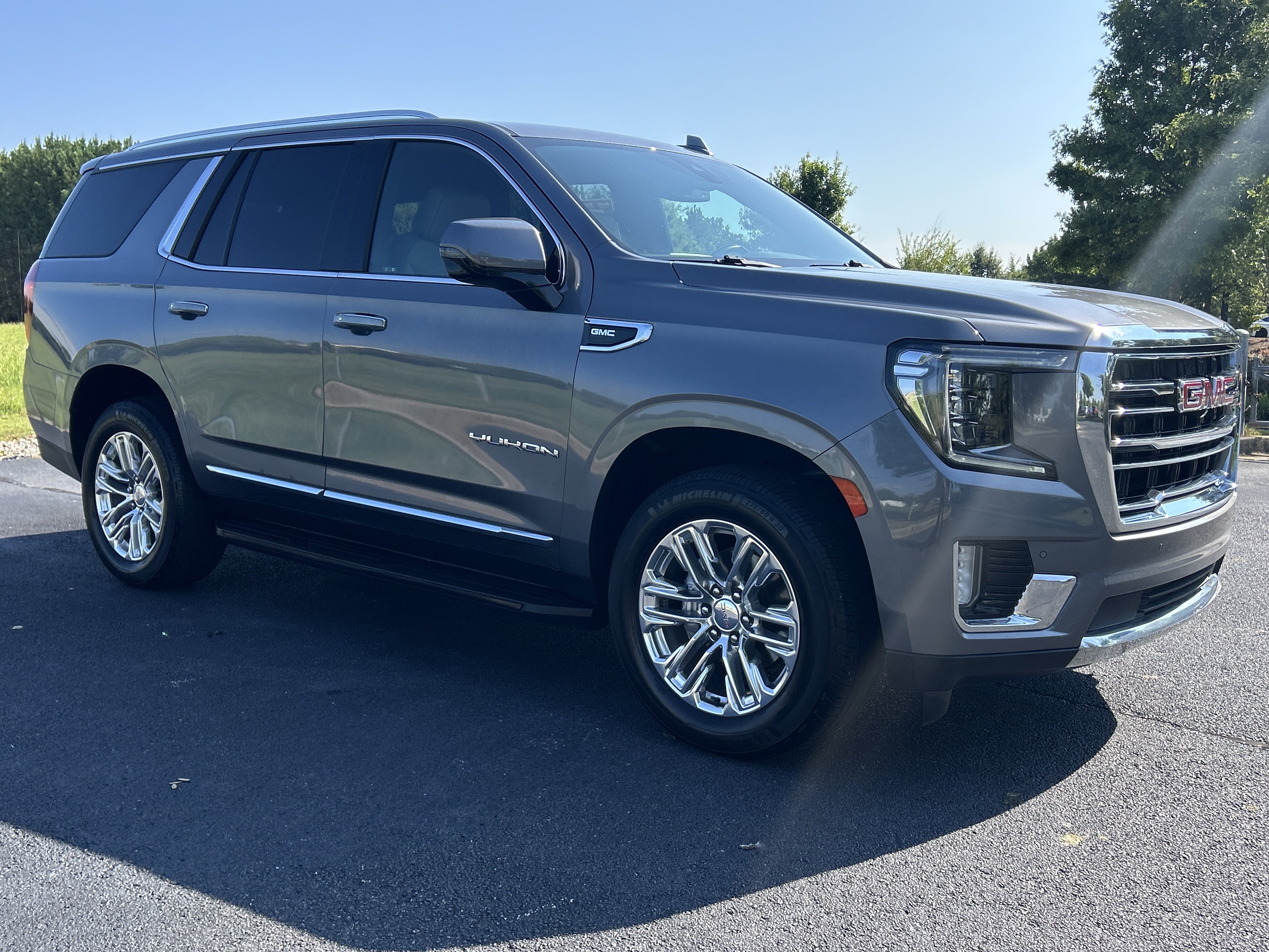 Used 2021 GMC Yukon SLT w/ SLT Luxury Package RWD image 2