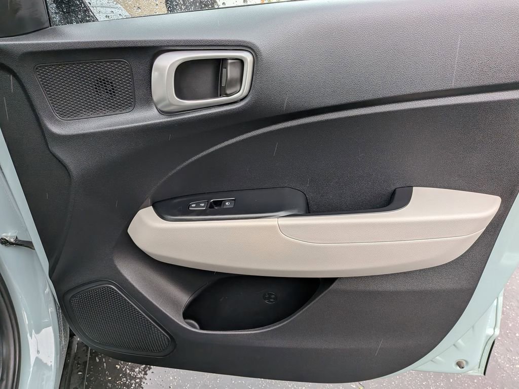 Used 2025 Hyundai Venue SEL image 33