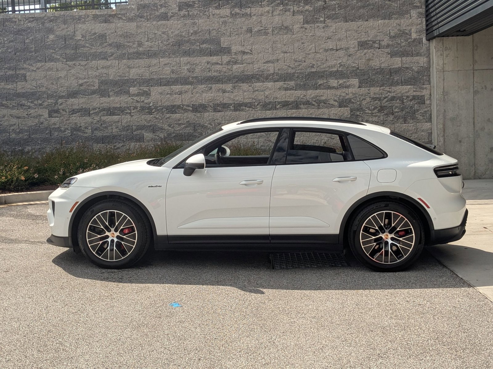 New 2025 Porsche Macan 4S Electric image 2