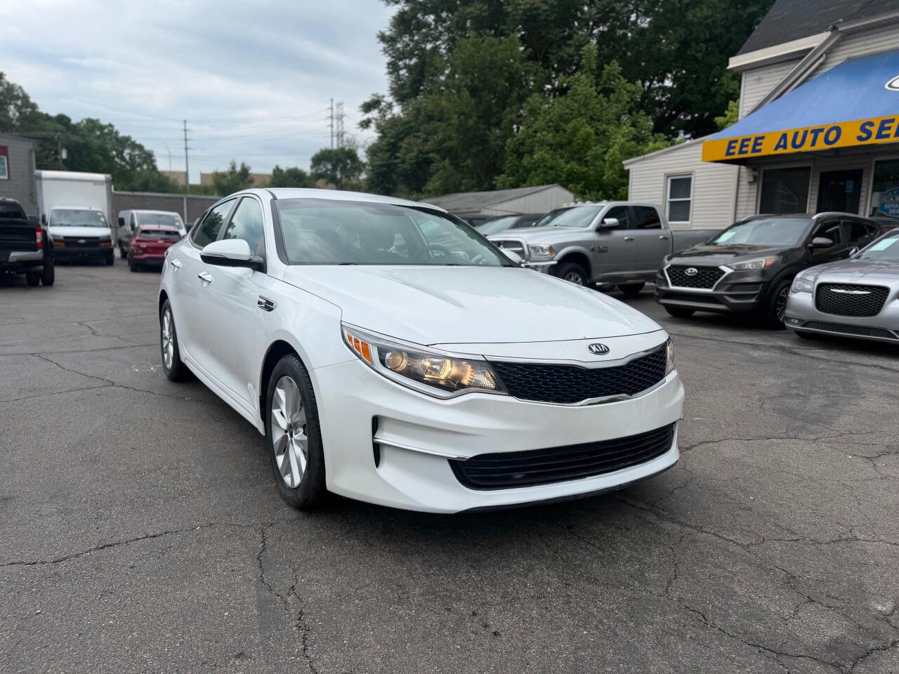 Used 2018 Kia Optima LX w/ 17" Alloy Wheels Package FWD image 2
