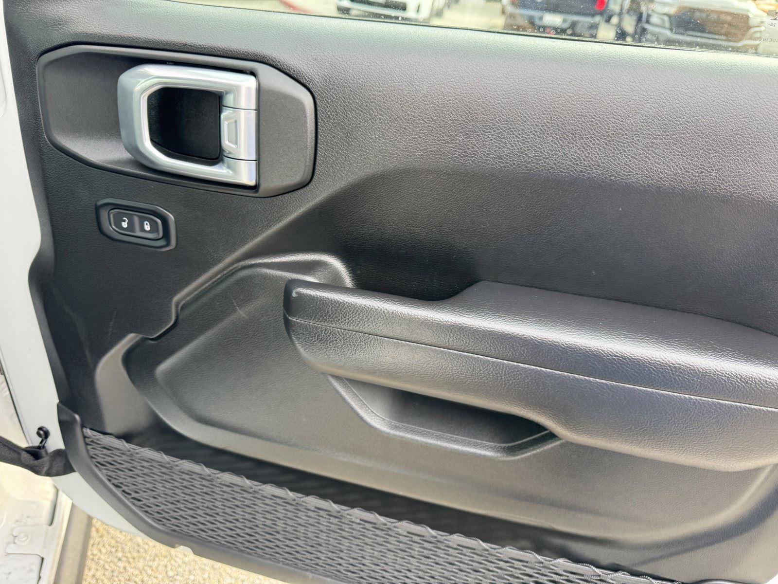 Certified 2025 Jeep Gladiator Rubicon w/ Convenience Group AWD/4WD image 11