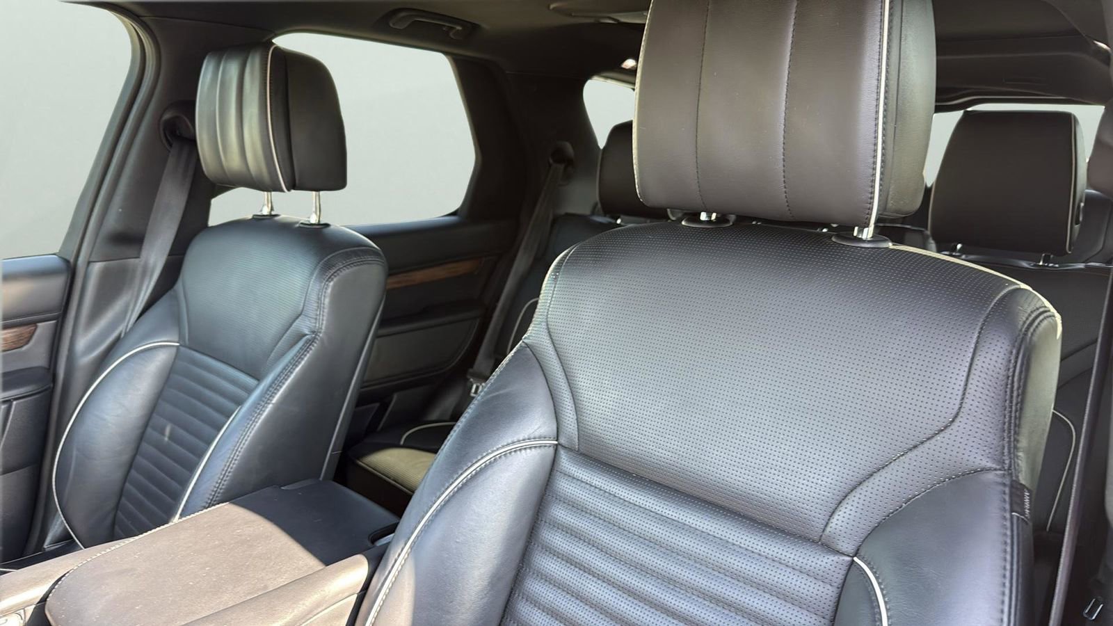 Used 2020 Land Rover Discovery HSE Luxury image 9