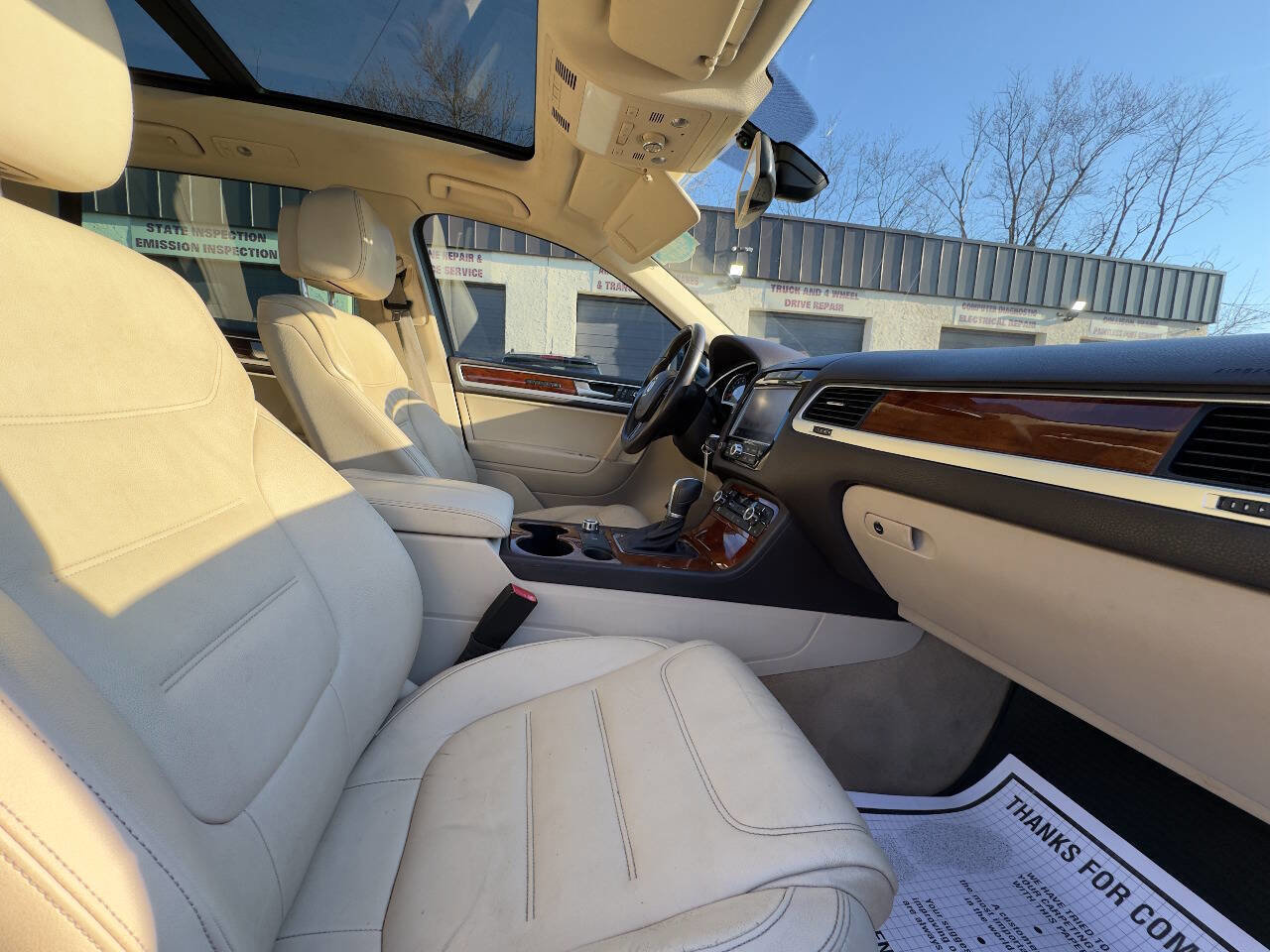 Used 2013 Volkswagen Touareg Sport image 13