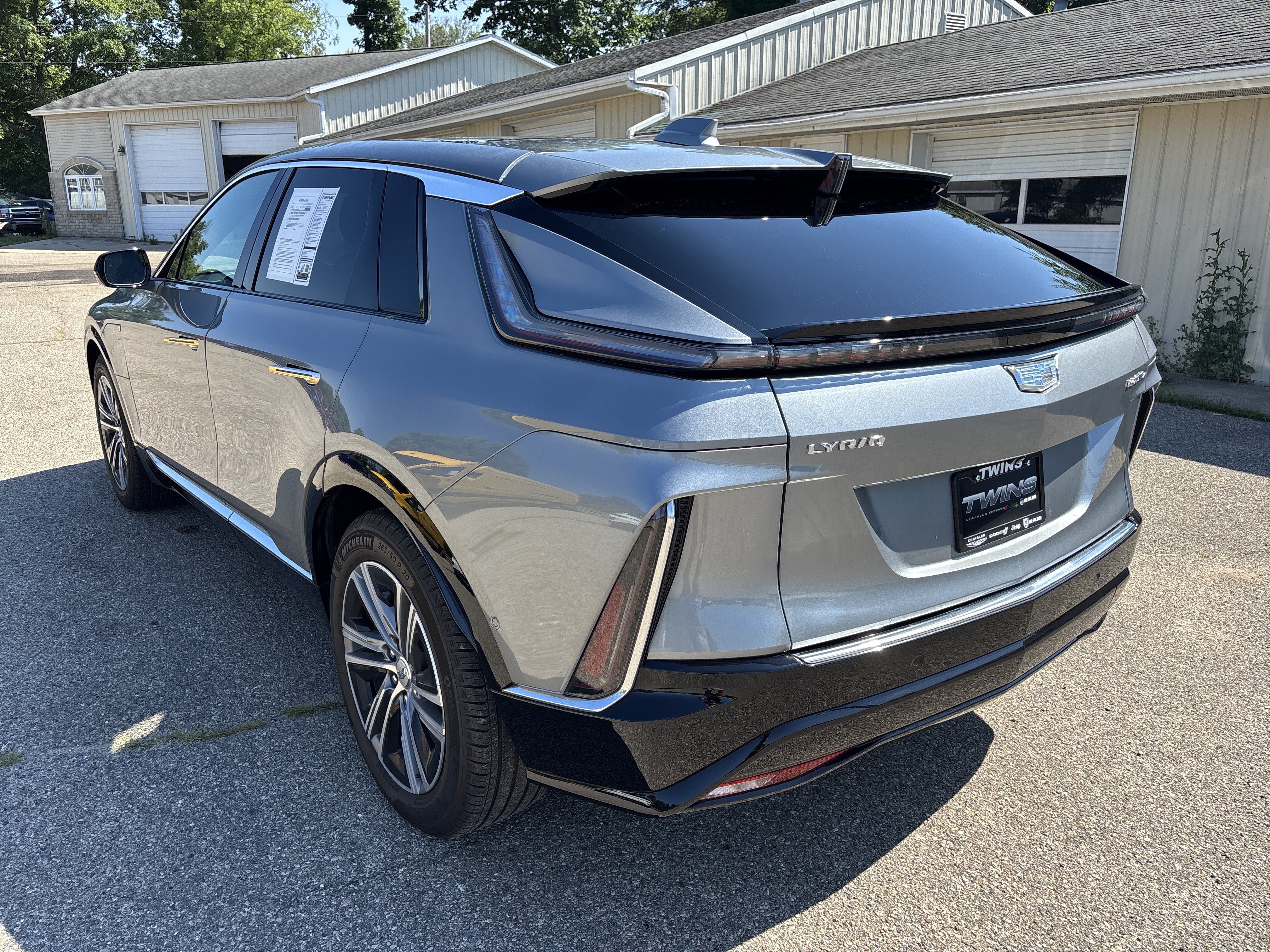 Used 2024 Cadillac Lyriq Luxury AWD/4WD image 8