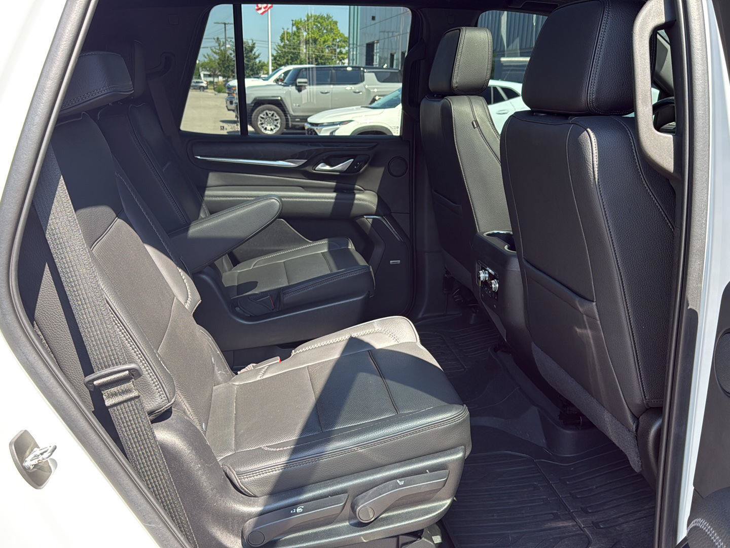 Used 2022 GMC Yukon Denali w/ Denali Premium Package AWD/4WD image 12