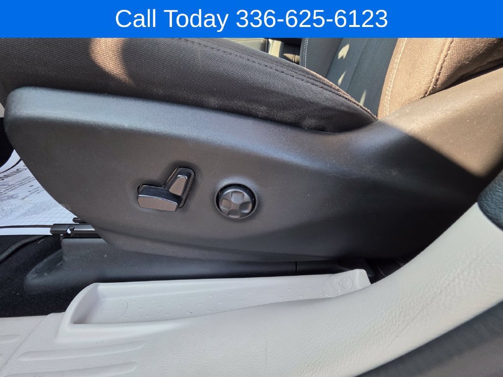 Used 2023 Chrysler Voyager LX FWD image 11