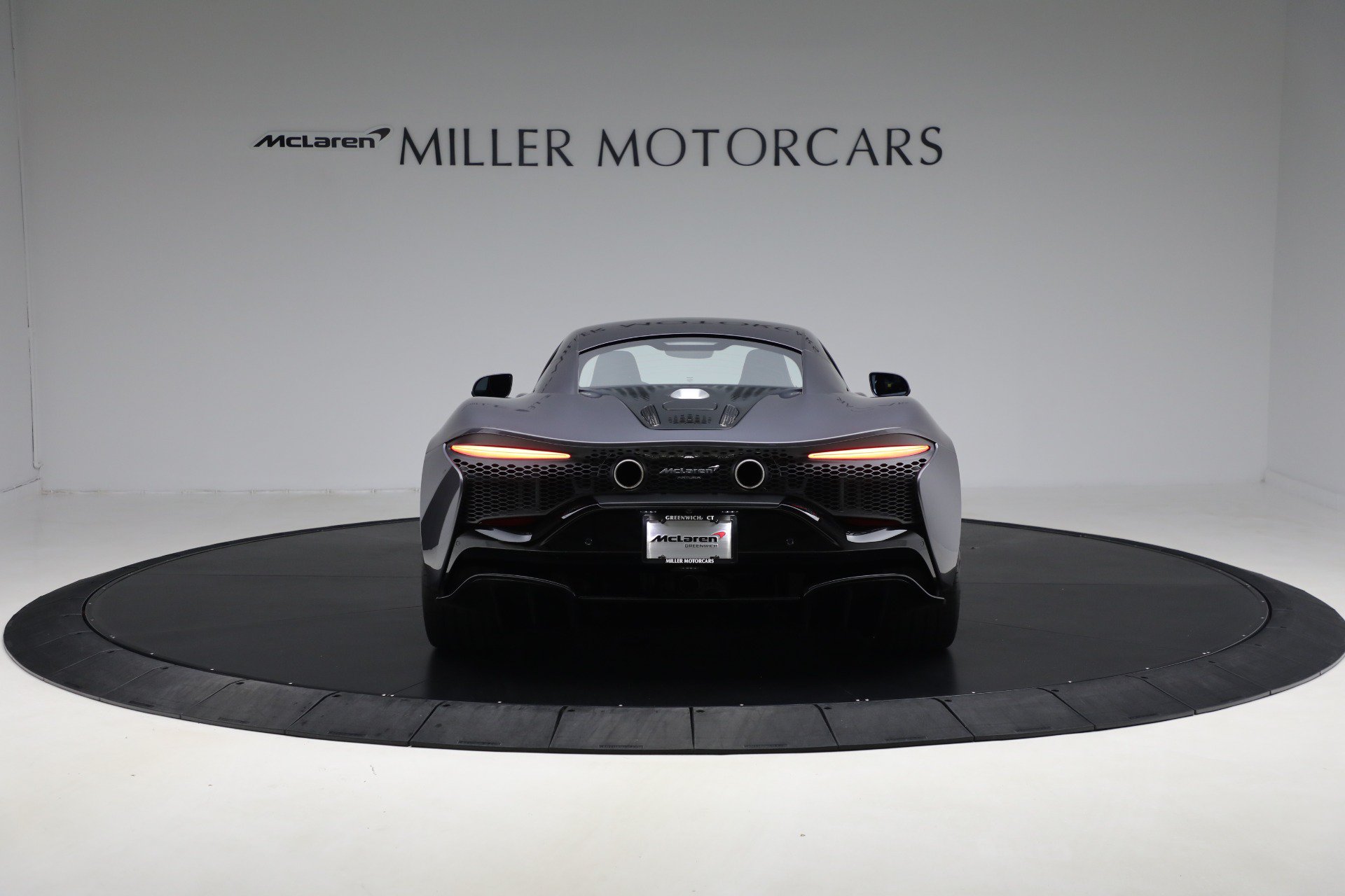 Used 2024 McLaren Artura RWD image 6