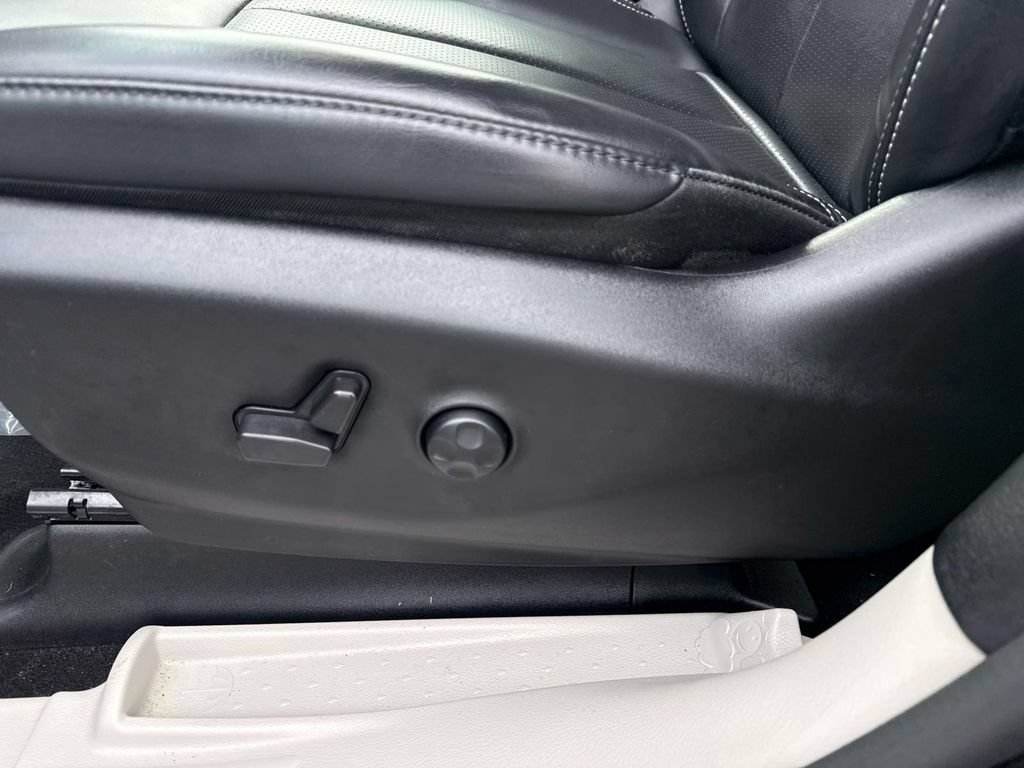 Used 2023 Chrysler Pacifica Touring-L AWD/4WD image 13