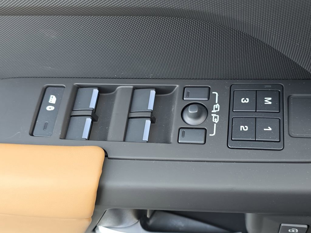 New 2026 Land Rover Defender 110 X-Dynamic SE image 28
