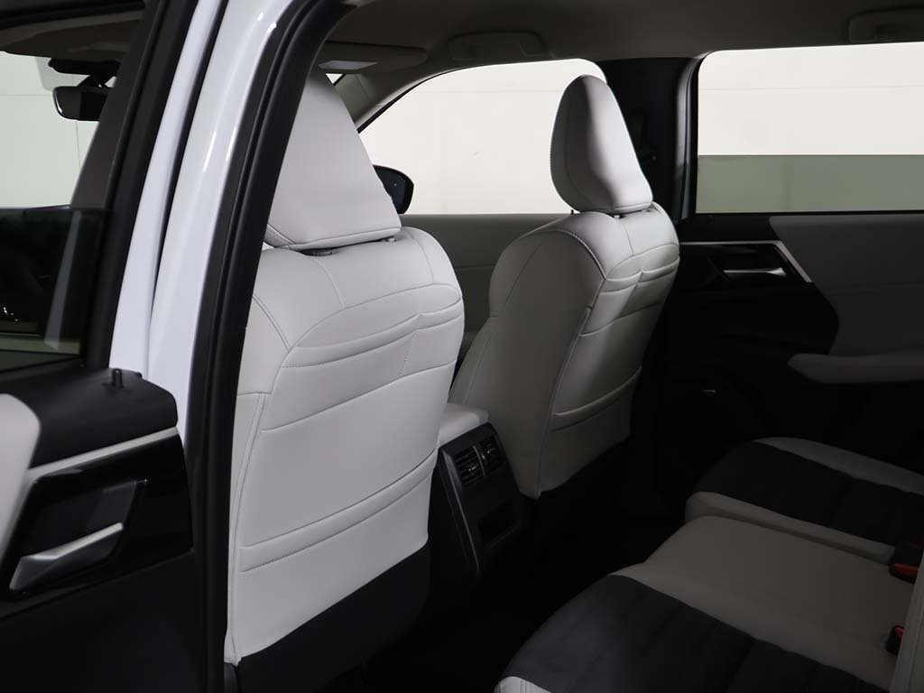 New 2025 Mitsubishi Outlander SE image 28